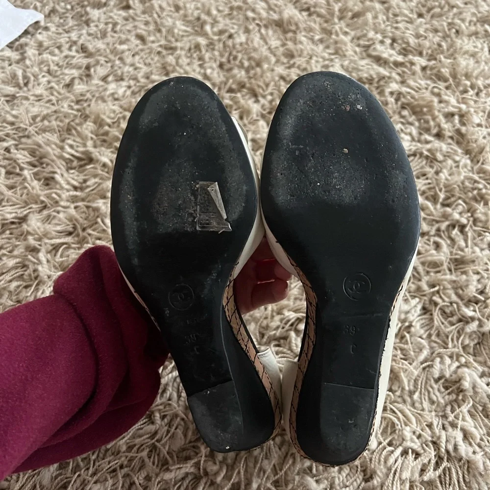 Chanel ivory leather Camellia d’orsay wedge with black accents - Picture 12 of 12